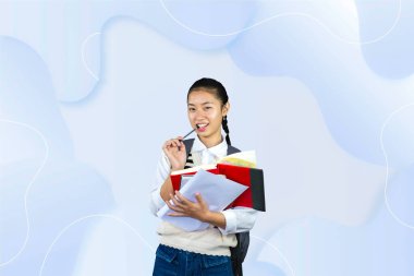 Not defterleri ve çantaları olan Asyalı Öğrenci Kız üniversiteye mutlu bir şekilde gidiyor. Yurtdışında Okula Dönüş Çalışması