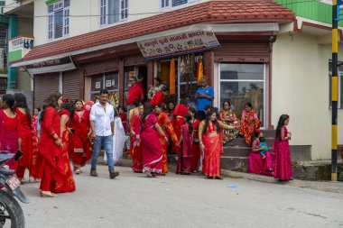 Kathmandu, Nepal - Eylül 06, 2024: Nepali Hindu Festivali Teej Kadınlar ile Katmandu Nepal 'deki Pashupatinath Tapınağında Kırmızı Dans Giyen Kutlama. Teej, Lord Shiva 'ya adanmış bir festivaldir. 