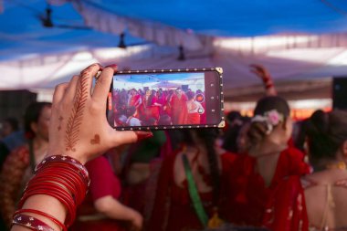 Kathmandu, Nepal - Eylül 06, 2024: Nepali Hindu Festivali Teej Kadınlar ile Katmandu Nepal 'deki Pashupatinath Tapınağında Kırmızı Dans Giyen Kutlama. Teej, Lord Shiva 'ya adanmış bir festivaldir. 