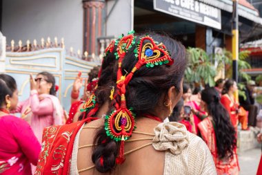 Kathmandu, Nepal - Eylül 06, 2024: Nepali Hindu Festivali Teej Kadınlar ile Katmandu Nepal 'deki Pashupatinath Tapınağında Kırmızı Dans Giyen Kutlama. Teej, Lord Shiva 'ya adanmış bir festivaldir. 