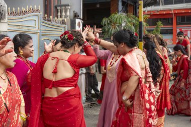 Kathmandu, Nepal - Eylül 06, 2024: Nepali Hindu Festivali Teej Kadınlar ile Katmandu Nepal 'deki Pashupatinath Tapınağında Kırmızı Dans Giyen Kutlama. Teej, Lord Shiva 'ya adanmış bir festivaldir. 