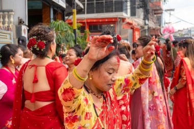 Kathmandu, Nepal - Eylül 06, 2024: Nepali Hindu Festivali Teej Kadınlar ile Katmandu Nepal 'deki Pashupatinath Tapınağında Kırmızı Dans Giyen Kutlama. Teej, Lord Shiva 'ya adanmış bir festivaldir. 