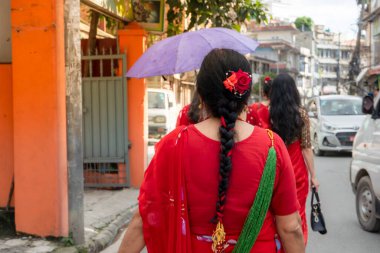 Kathmandu, Nepal - Eylül 06, 2024: Nepali Hindu Festivali Teej Kadınlar ile Katmandu Nepal 'deki Pashupatinath Tapınağında Kırmızı Dans Giyen Kutlama. Teej, Lord Shiva 'ya adanmış bir festivaldir. 