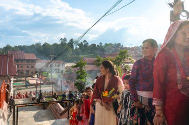 Kathmandu, Nepal - Eylül 06, 2024: Nepali Hindu Festivali Teej Kadınlar ile Katmandu Nepal 'deki Pashupatinath Tapınağında Kırmızı Dans Giyen Kutlama. Teej, Lord Shiva 'ya adanmış bir festivaldir. 