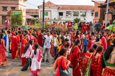 Kathmandu, Nepal - Eylül 06, 2024: Nepali Hindu Festivali Teej Kadınlar ile Katmandu Nepal 'deki Pashupatinath Tapınağında Kırmızı Dans Giyen Kutlama. Teej, Lord Shiva 'ya adanmış bir festivaldir. 