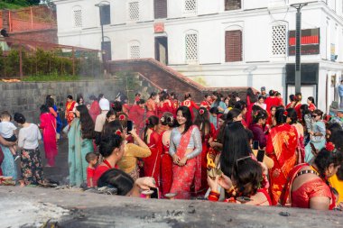 Kathmandu, Nepal - Eylül 06, 2024: Nepali Hindu Festivali Teej Kadınlar ile Katmandu Nepal 'deki Pashupatinath Tapınağında Kırmızı Dans Giyen Kutlama. Teej, Lord Shiva 'ya adanmış bir festivaldir. 