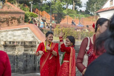 Kathmandu, Nepal - Eylül 06, 2024: Nepali Hindu Festivali Teej Kadınlar ile Katmandu Nepal 'deki Pashupatinath Tapınağında Kırmızı Dans Giyen Kutlama. Teej, Lord Shiva 'ya adanmış bir festivaldir. 