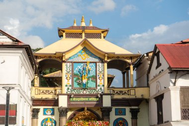 Kathmandu, Nepal - Eylül 06, 2024: Nepali Hindu Festivali Teej Kadınlar ile Katmandu Nepal 'deki Pashupatinath Tapınağında Kırmızı Dans Giyen Kutlama. Teej, Lord Shiva 'ya adanmış bir festivaldir. 