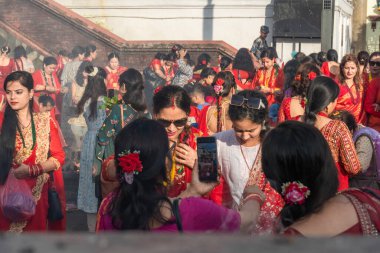 Kathmandu, Nepal - Eylül 06, 2024: Nepali Hindu Festivali Teej Kadınlar ile Katmandu Nepal 'deki Pashupatinath Tapınağında Kırmızı Dans Giyen Kutlama. Teej, Lord Shiva 'ya adanmış bir festivaldir. 