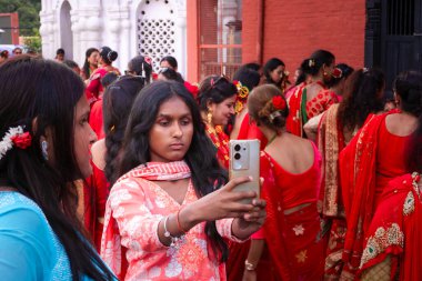 Kathmandu, Nepal - Eylül 06, 2024: Nepali Hindu Festivali Teej Kadınlar ile Katmandu Nepal 'deki Pashupatinath Tapınağında Kırmızı Dans Giyen Kutlama. Teej, Lord Shiva 'ya adanmış bir festivaldir. 