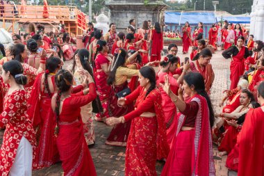 Kathmandu, Nepal - Eylül 06, 2024: Nepali Hindu Festivali Teej Kadınlar ile Katmandu Nepal 'deki Pashupatinath Tapınağında Kırmızı Dans Giyen Kutlama. Teej, Lord Shiva 'ya adanmış bir festivaldir. 