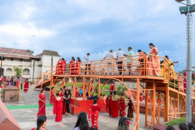 Kathmandu, Nepal - Eylül 06, 2024: Nepali Hindu Festivali Teej Kadınlar ile Katmandu Nepal 'deki Pashupatinath Tapınağında Kırmızı Dans Giyen Kutlama. Teej, Lord Shiva 'ya adanmış bir festivaldir. 