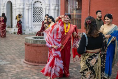 Kathmandu, Nepal - Eylül 06, 2024: Nepali Hindu Festivali Teej Kadınlar ile Katmandu Nepal 'deki Pashupatinath Tapınağında Kırmızı Dans Giyen Kutlama. Teej, Lord Shiva 'ya adanmış bir festivaldir. 