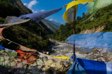 Syafrubesi, Rasuwa 'daki Langtang Valley Trek' in ilk günü Trishuli Nehri ve Himalayas Dağları ile.
