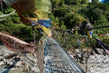 Syafrubesi, Rasuwa 'daki Langtang Valley Trek' in ilk günü Trishuli Nehri ve Himalayas Dağları ile.