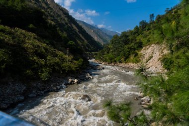 Syafrubesi, Rasuwa 'daki Langtang Valley Trek' in ilk günü Trishuli Nehri ve Himalayas Dağları ile.