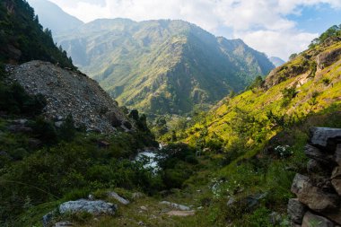 Syafrubesi, Rasuwa 'daki Langtang Valley Trek' in ilk günü Trishuli Nehri ve Himalayas Dağları ile.