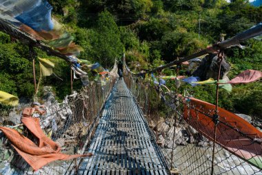Syafrubesi, Rasuwa, Nepal - 13 Ekim 2024: Langtang Vadisi 'ndeki yürüyüşün ilk günü için Syafrubesi' den gelen gezginler