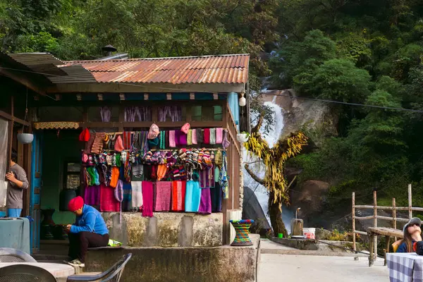 Syafrubesi, Rasuwa, Nepal - 13 Ekim 2024: Langtang Valley Trek 'teki Syafrubesi yolu üzerinde Shops asma köprüsü ve bir çay evinin önündeki şelaleler 