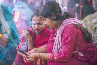 Katmandu, Nepal - 07 Kasım 2024: Chhas Puja Parwa Güneş Tanrısı Nepal ve Hindistan 'da nehir kenarındaki gölde Fruits, Lights ve Lambalarla kutlaması