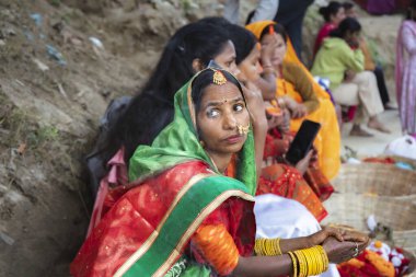 Katmandu, Nepal - 07 Kasım 2024: Chhas Puja Parwa Güneş Tanrısı Nepal ve Hindistan 'da nehir kenarındaki gölde Fruits, Lights ve Lambalarla kutlaması