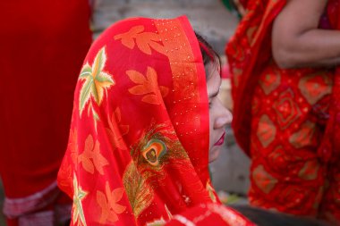 Katmandu, Nepal - 07 Kasım 2024: Chhas Puja Parwa Güneş Tanrısı Nepal ve Hindistan 'da nehir kenarındaki gölde Fruits, Lights ve Lambalarla kutlaması