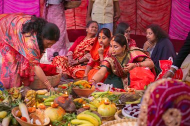 Katmandu, Nepal - 07 Kasım 2024: Chhas Puja Parwa Güneş Tanrısı Nepal ve Hindistan 'da nehir kenarındaki gölde Fruits, Lights ve Lambalarla kutlaması
