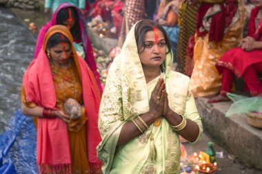 Katmandu, Nepal - 07 Kasım 2024: Chhas Puja Parwa Güneş Tanrısı Nepal ve Hindistan 'da nehir kenarındaki gölde Fruits, Lights ve Lambalarla kutlaması