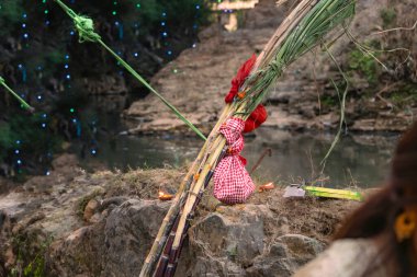 Chhas Puja Parwa Güneş Tanrısı Nepal ve Hindistan 'da nehir kenarında meyveler, ışıklar ve lambalarla kutluyor.