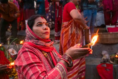 Katmandu, Nepal - 07 Kasım 2024: Chhas Puja Parwa Güneş Tanrısı Nepal ve Hindistan 'da nehir kenarındaki gölde Fruits, Lights ve Lambalarla kutlaması