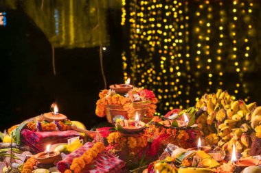 Chhas Puja Parwa Güneş Tanrısı Nepal ve Hindistan 'da nehir kenarında meyveler, ışıklar ve lambalarla kutluyor.