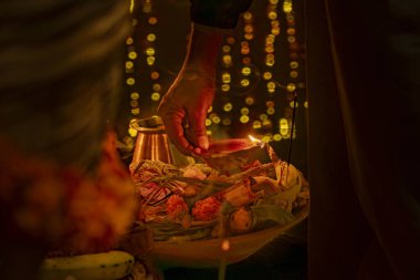 Chhas Puja Parwa Güneş Tanrısı Nepal ve Hindistan 'da nehir kenarında meyveler, ışıklar ve lambalarla kutluyor.