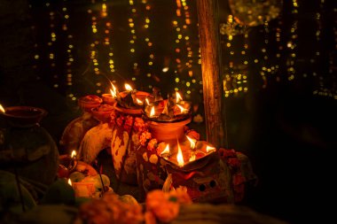 Chhas Puja Parwa Güneş Tanrısı Nepal ve Hindistan 'da nehir kenarında meyveler, ışıklar ve lambalarla kutluyor.