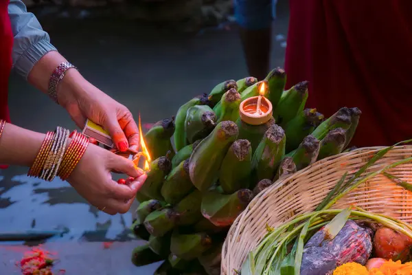 Chhas Puja Parwa Güneş Tanrısı Nepal ve Hindistan 'da nehir kenarında meyveler, ışıklar ve lambalarla kutluyor.