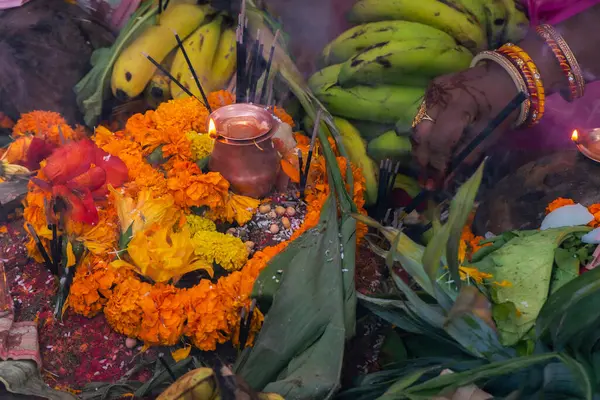 Chhas Puja Parwa Güneş Tanrısı Nepal ve Hindistan 'da nehir kenarında meyveler, ışıklar ve lambalarla kutluyor.