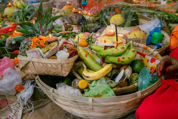 Chhas Puja Parwa Güneş Tanrısı Nepal ve Hindistan 'da nehir kenarında meyveler, ışıklar ve lambalarla kutluyor.