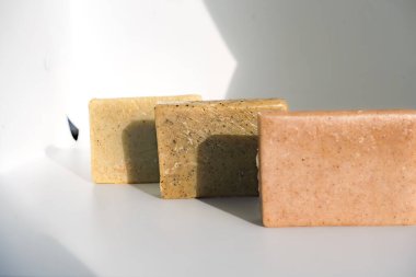 Bitkisel sabun modeli bitkiler ve yapraklı kozmetik sağlık kavramı ile beyaz arka planda izole edilmiştir.