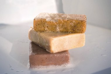 Bitkisel sabun modeli bitkiler ve yapraklı kozmetik sağlık kavramı ile beyaz arka planda izole edilmiştir.