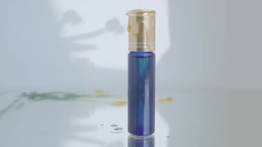 Parfüm deodorantı şişesi modelleme konsepti kozmetik şişe kremi kavramı izole edilmiş arka plan