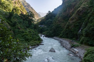 Langtang Vadisi, Rasuwa, Nepal - 14 Ekim 2024: Langtang Nehri kıyısındaki Bambu Köyü Langtang Village Pisti sırasında görüldü