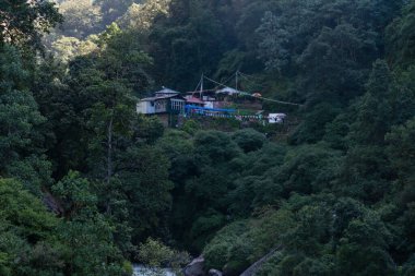 Langtang Vadisi, Rasuwa, Nepal - 14 Ekim 2024: Langtang Nehri kıyısındaki Bambu Köyü Langtang Village Pisti sırasında görüldü