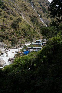 Langtang Vadisi, Rasuwa, Nepal - 14 Ekim 2024: Langtang Nehri kıyısındaki Bambu Köyü Langtang Village Pisti sırasında görüldü