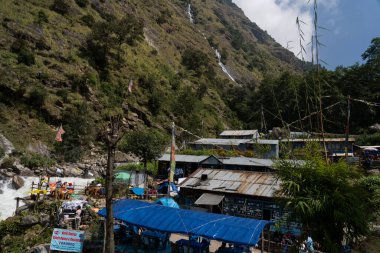 Langtang Vadisi, Rasuwa, Nepal - 14 Ekim 2024: Langtang Nehri kıyısındaki Bambu Köyü Langtang Village Pisti sırasında görüldü