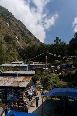 Langtang Vadisi, Rasuwa, Nepal - 14 Ekim 2024: Langtang Nehri kıyısındaki Bambu Köyü Langtang Village Pisti sırasında görüldü