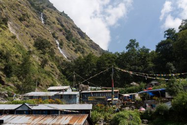 Langtang Vadisi, Rasuwa, Nepal - 14 Ekim 2024: Langtang Nehri kıyısındaki Bambu Köyü Langtang Village Pisti sırasında görüldü