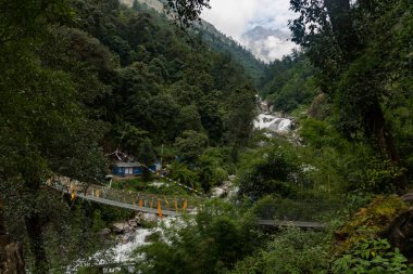 Langtang Vadisi, Rasuwa, Nepal - 14 Ekim 2024: Langtang Nehri kıyısındaki Bambu Köyü Langtang Village Pisti sırasında görüldü