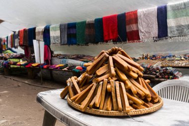 Langtang Vadisi, Rasuwa, Nepal - 14 Ekim 2024: Yak Peyniri, Yerel El Sanatları, Yün ve diğer yerel ürünler Himalayalar 'daki Langtang Pisti boyunca bir çay evinde görüldü.