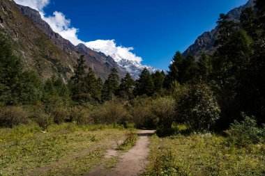 Himalaya dağlarının ilk bakışı Lama Hotel 'in Langtang Village, Nepal' e 3 günlük yürüyüşü sırasında görüldü.