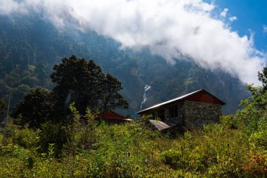Nepal Lama Oteli 'nden Nepal' in Rasuwa kentindeki Langtang Köyü 'ne Himalayalar' ın yürüyüş güzergahıyla yolculuk.