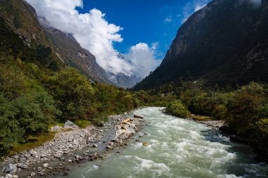 Nepal Lama Oteli 'nden Nepal' in Rasuwa kentindeki Langtang Köyü 'ne Himalayalar' ın yürüyüş güzergahıyla yolculuk.